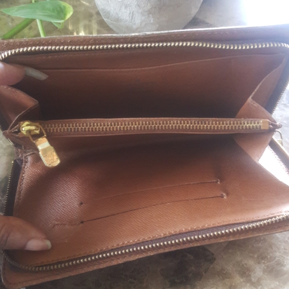 Authentic Louis Vuitton Zippy Wallet - Picture 3 of 12